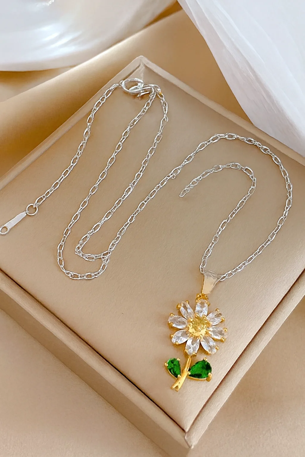 Cadena plateada con dije de flor blanca2